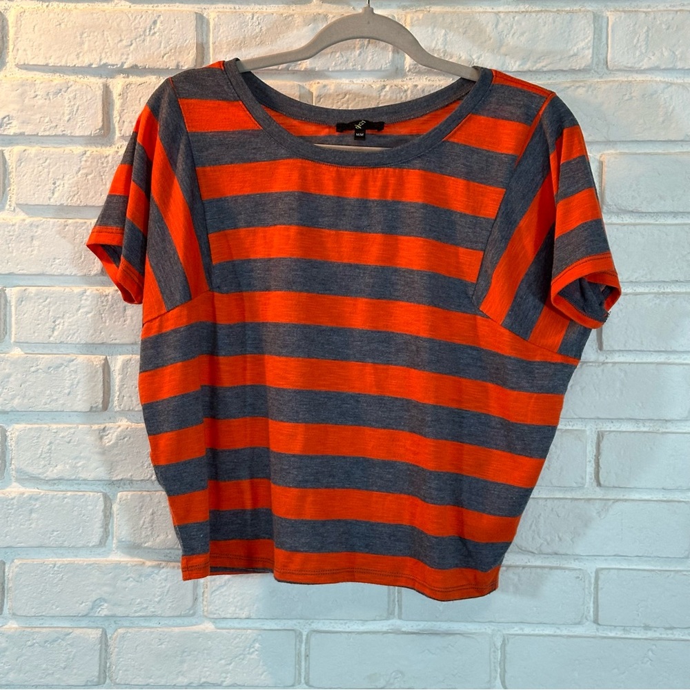 Cute Striped Crop T-shirt size Medium GUC